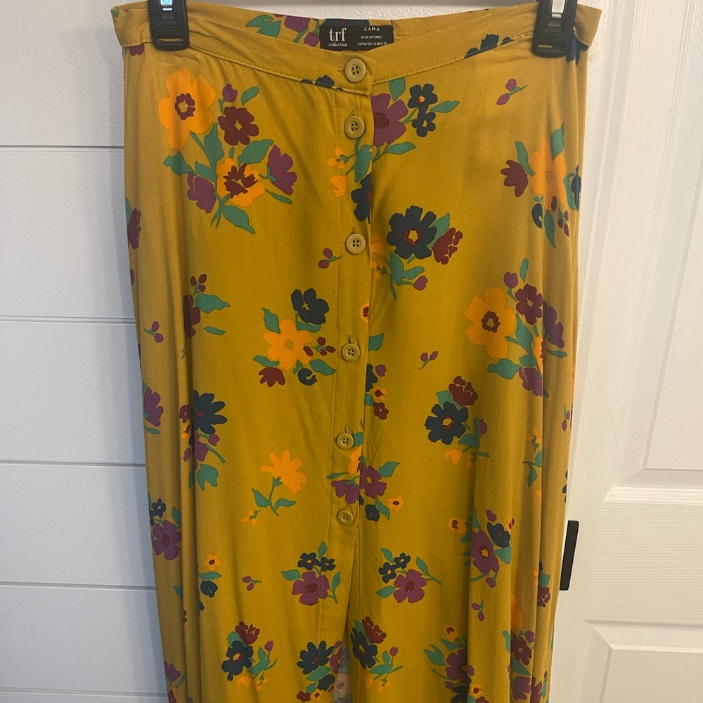 Zara midi floral skirt, size medium. Made in Turkey.